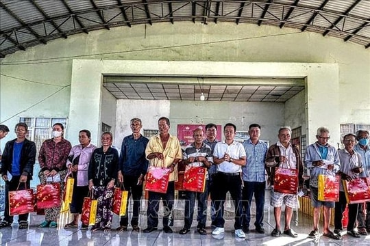 Tết ấm áp, Xuân đong đầy tình người