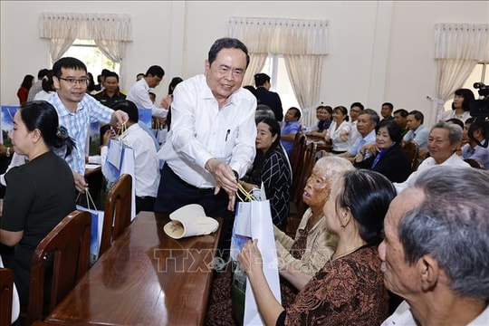 Chủ tịch Quốc hội thăm, chúc Tết và tặng quà cho các gia đình chính sách tại Cần Thơ