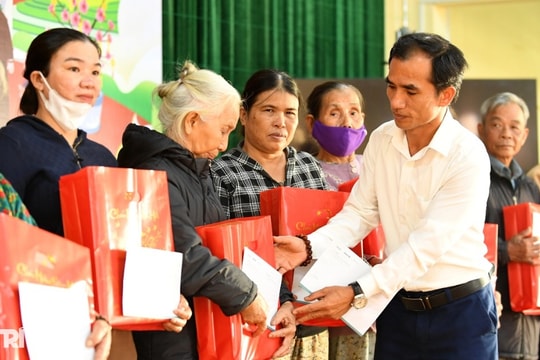 Bạn đọc Dân trí mang niềm vui Tết đến đồng bào vùng lũ Quảng Trị