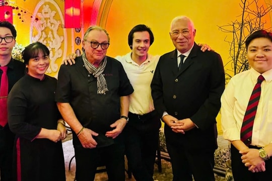 Chủ tịch Hội đồng châu Âu ăn bún riêu, chả cá với nước mắm giữa Hà Nội