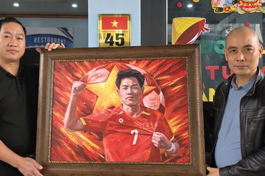 Tranh sơn dầu vẽ tiền đạo Đình Bắc được đấu giá để giúp đồng hương nghèo