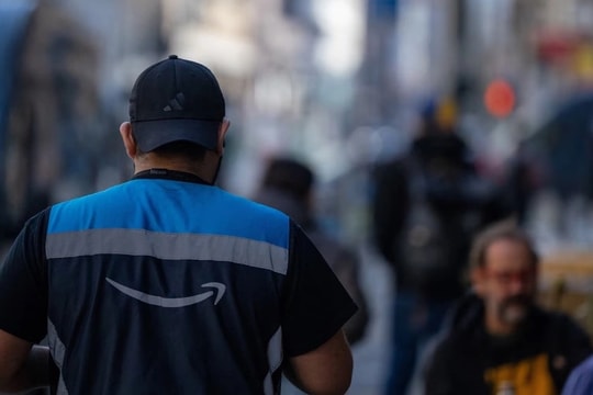 Cốc cà phê còn ấm, người đã rời đi: Bên trong đợt sa thải 16.000 người