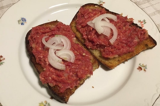 Khách Việt thử ăn thịt bò sống ở CH Czech