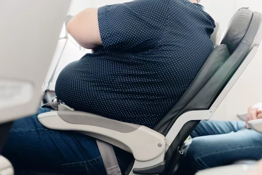 Hãng bay gây tranh cãi khi buộc khách ngoại cỡ mua thêm vé