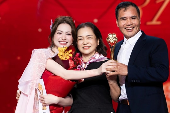 Hòa Minzy lần đầu nâng cúp giải thưởng bên bố mẹ