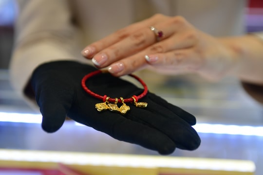 Giá cổ phiếu công ty vàng bạc duy nhất trên sàn chứng khoán lên cao kỷ lục