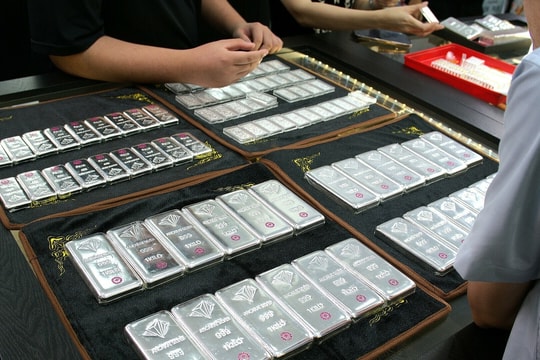 Giá bạc miếng giảm hơn 15% trong ngày