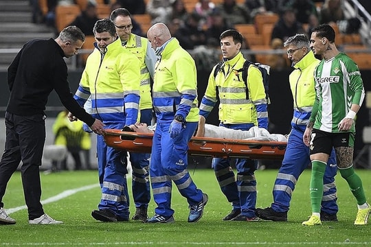 Nỗi đau kép của Van Persie ở Europa League