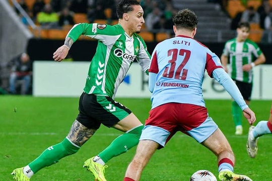 Antony đưa Betis vào vòng 1/8 Europa League