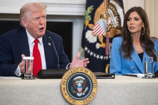 Ông Trump lạnh nhạt với 'bà trùm ICE' sau hỗn loạn ở Minnesota