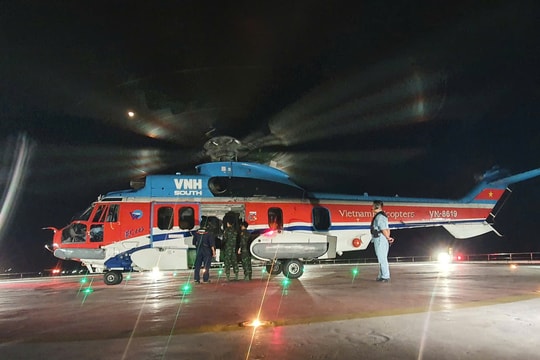 Trực thăng bay đêm cấp cứu bệnh nhân Trường Sa