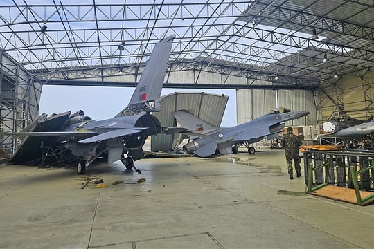 Bão thổi tung mái nhà chứa, loạt F-16 Bồ Đào Nha hư hại