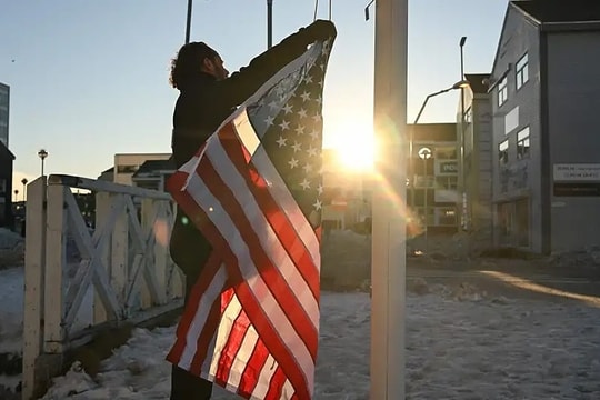 Đài truyền hình Đức bị phạt vì trò đùa treo cờ Mỹ tại Greenland