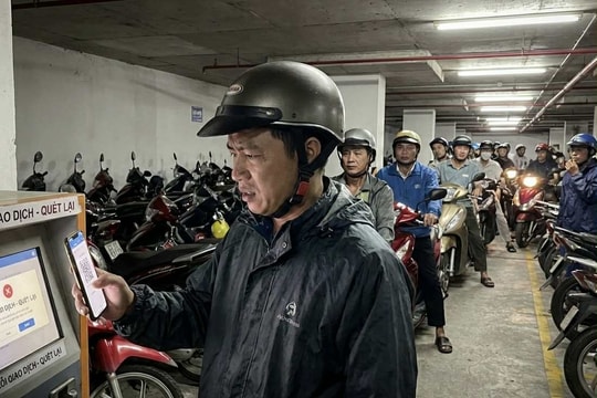 Những người gây ức chế vì 5 nghìn đồng gửi xe cũng quét mã QR