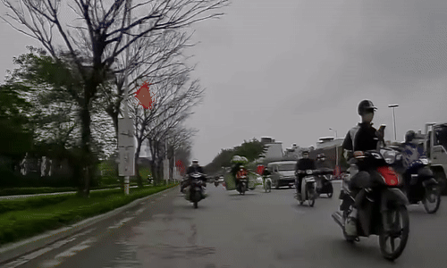 Mải xem điện thoại, thanh niên đi xe máy hất tung người đi xe đạp