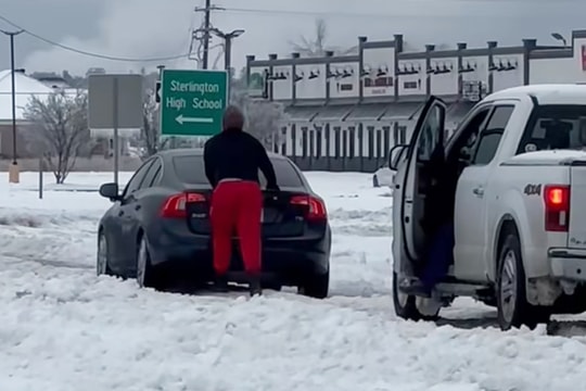 Cảnh sát Mỹ: 'Không phải xe dẫn động 4 bánh, đừng ra đường'