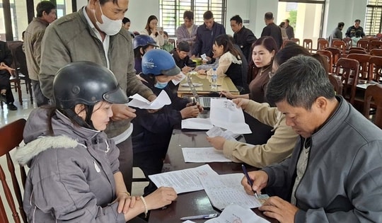 Người dân Quảng Ngãi vui mừng nhận tiền hỗ trợ dịch tả heo châu Phi