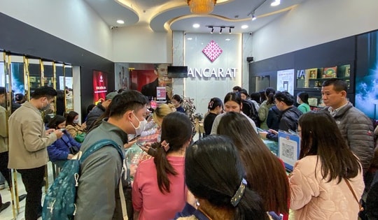 Người dân xếp hàng dài mua bạc, nhiều cửa hàng thông báo hết hàng