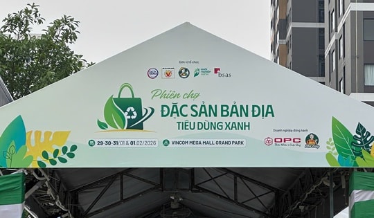 Du khách hào hứng trải nghiệm tinh hoa nông sản Việt tại một phiên chợ đặc biệt