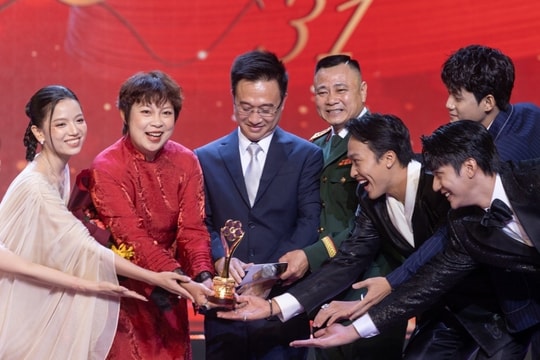 'Mưa đỏ' bội thu giải thưởng