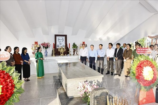 Chủ tịch Quốc hội Trần Thanh Mẫn dâng hương, viếng mộ Cụ Phó bảng Nguyễn Sinh Sắc