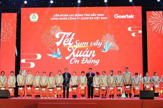 Tặng quà cho công nhân có hoàn cảnh khó khăn tại Bắc Ninh