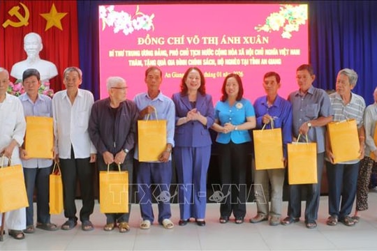 Phó Chủ tịch nước Võ Thị Ánh Xuân thăm, tặng quà và chúc Tết tại An Giang