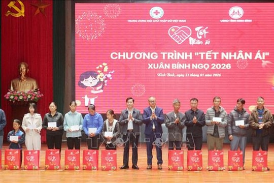 Trao tặng hơn 1.000 phần quà Tết cho người có hoàn cảnh khó khăn