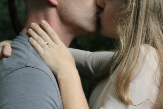 Đi tiệc cuối năm, tôi trả giá đắt khi lỡ qua đêm với sếp lớn tuổi