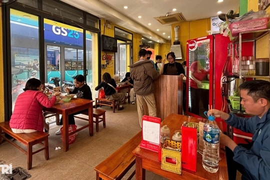 Sau vụ xử phạt, quán bún riêu cô Hương béo ở Hà Nội giảm 20% lượng khách