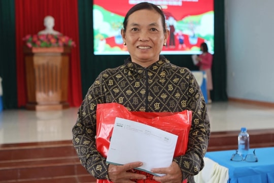 "Nhờ quà bạn đọc Dân trí, tôi có thêm tiền mua áo mới cho các cháu đón Tết"