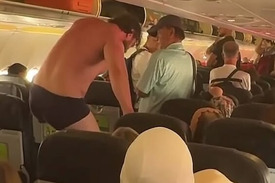 Chuyến bay hạ cánh khẩn vì hành khách gây rối đòi cởi đồ