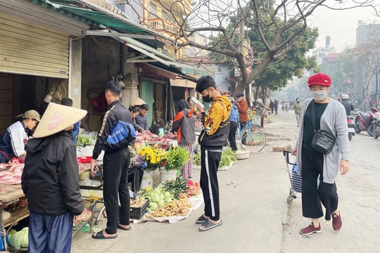 Tiểu thương thấp thỏm ngày xóa sổ chợ cóc