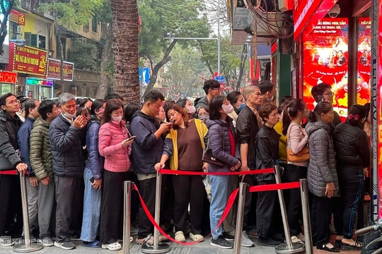 Xếp hàng mua vàng, bạc dù giá giảm sâu