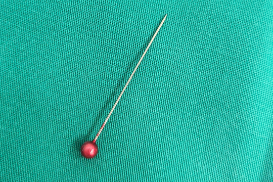 Gắp chiếc kim 3 cm găm chặt đường thở bé trai