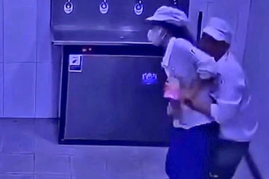 Camera ghi cảnh nữ công nhân bị đồng nghiệp dâm ô