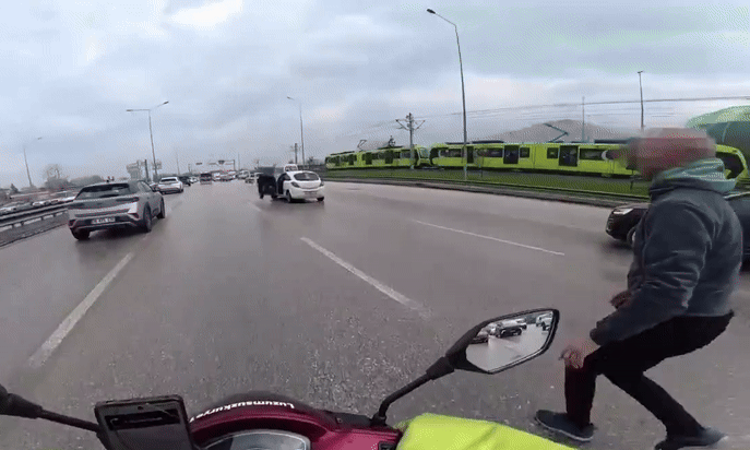 Hai tài xế song phi vào nhau sau xung đột giao thông