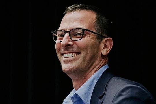 Đại gia Mỹ bị tố chi 3 triệu USD dụ nhân viên bỏ chồng