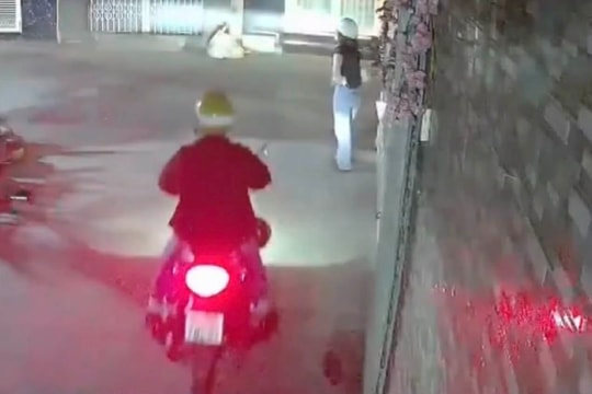 Thanh niên che biển số xe, sàm sỡ cô gái ở TP HCM