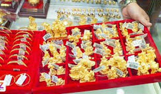 Giá vàng giảm sâu, người dân xếp hàng mua với tâm lý bù lỗ