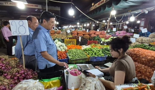 CLIP: Nửa đêm ở 3 chợ đầu mối lớn nhất TPHCM trước Tết