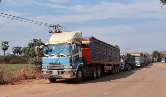 Chờ hướng dẫn Nghị định 46, hơn 1.300 xe nông sản ách tắc tại cửa khẩu