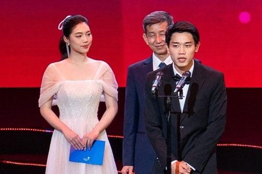 Á hậu Châu Anh gây chú ý