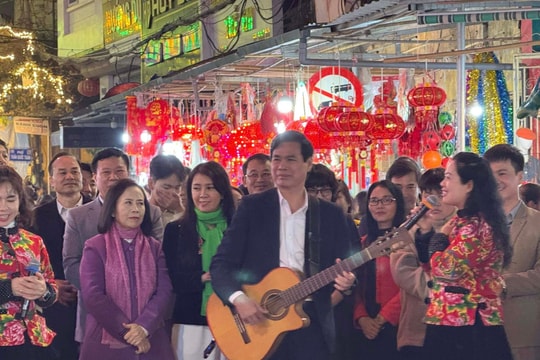 Bí thư Tỉnh uỷ Lạng Sơn chơi guitar ở phố đi bộ khiến giới chơi guitar chuyên nghiệp choáng váng