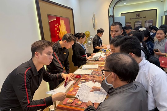 Giá vàng đảo chiều, người mua vẫn mang tâm lý tích trữ