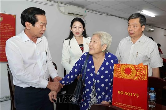 Bộ Nội vụ thăm, tặng quà Tết cho gia đình chính sách, người có công ở Cần Thơ