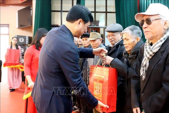 Bí thư Thành ủy Hà Nội Nguyễn Duy Ngọc trao quà Tết tại Hưng Yên
