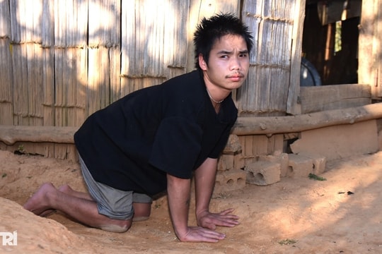 Người đàn ông quanh năm lê lết, ôm nỗi đau 3 con thơ yểu mệnh