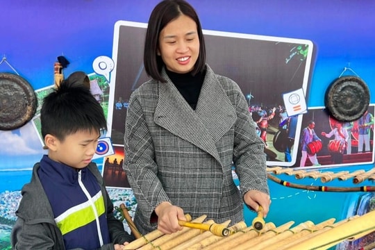 Người Hà Nội hào hứng chơi đàn T'rưng, thưởng thức cà phê Gia Lai miễn phí