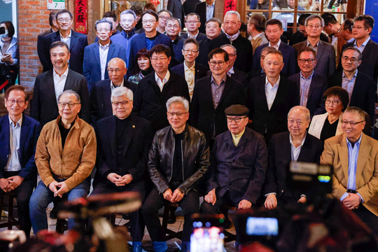 'Bữa tối nghìn tỷ USD' của CEO Nvidia với loạt tỷ phú bán dẫn Đài Loan